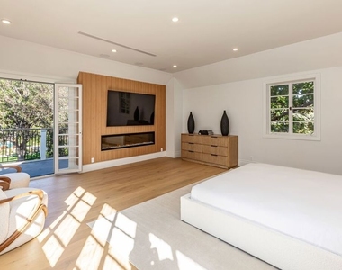 702 N Beverly Drive - Photo Thumbnail 24