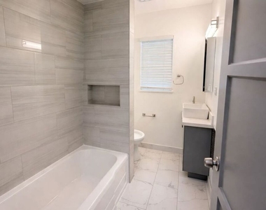 202 N Locust Street - Photo Thumbnail 4