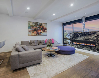 2105 E Balboa Boulevard - Photo Thumbnail 10