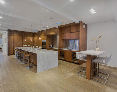 2105 E Balboa Boulevard - Photo Thumbnail 15