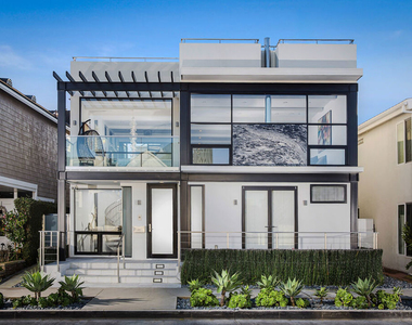2105 E Balboa Boulevard - Photo Thumbnail 1