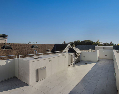 2105 E Balboa Boulevard - Photo Thumbnail 36