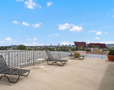 960 Larrabee Street - Photo Thumbnail 22