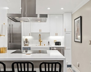 960 Larrabee Street - Photo Thumbnail 4