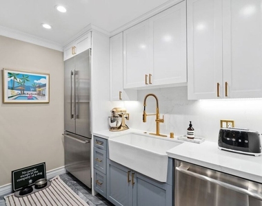 960 Larrabee Street - Photo Thumbnail 6