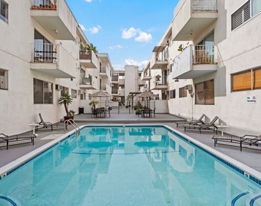 960 Larrabee Street - Photo Thumbnail 17