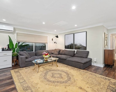 960 Larrabee Street - Photo Thumbnail 3