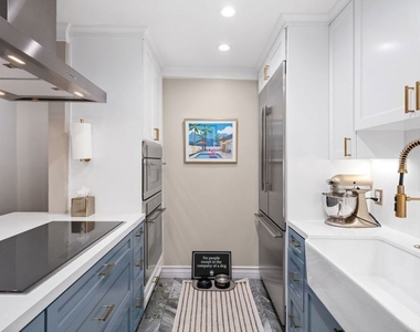 960 Larrabee Street - Photo Thumbnail 5