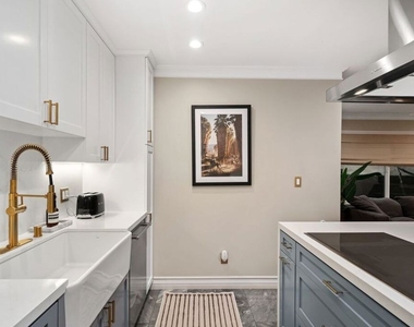 960 Larrabee Street - Photo Thumbnail 7