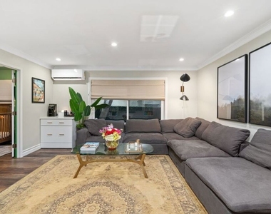 960 Larrabee Street - Photo Thumbnail 2