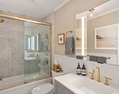 960 Larrabee Street - Photo Thumbnail 10