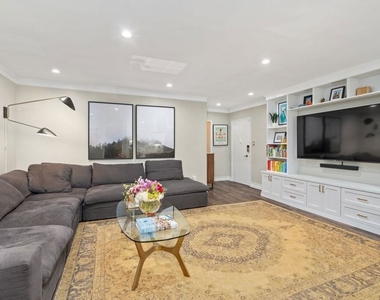 960 Larrabee Street - Photo Thumbnail 1