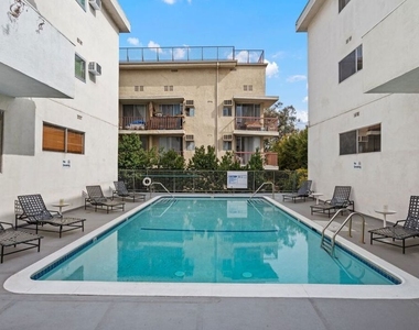 960 Larrabee Street - Photo Thumbnail 16