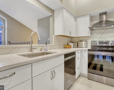 7598 Lakeside Village Drive - Photo Thumbnail 10