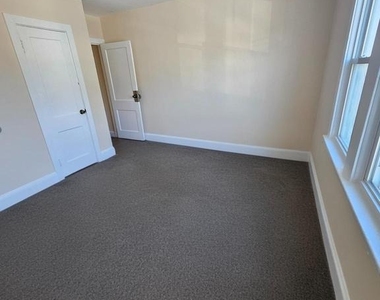 219 Woodlawn Avenue - Photo Thumbnail 6