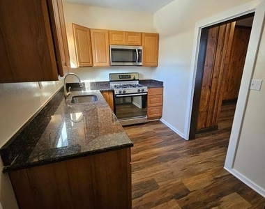 219 Woodlawn Avenue - Photo Thumbnail 3