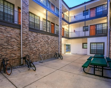 912 W 22nd St - Photo Thumbnail 6