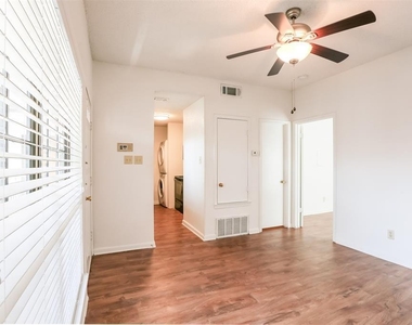 912 W 22nd St - Photo Thumbnail 1