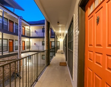 912 W 22nd St - Photo Thumbnail 9