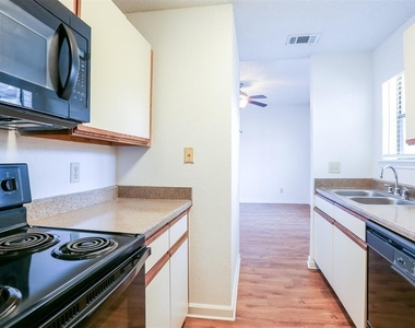 912 W 22nd St - Photo Thumbnail 2