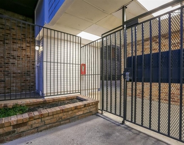 912 W 22nd St - Photo Thumbnail 7