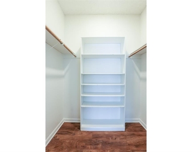 912 W 22nd St - Photo Thumbnail 4