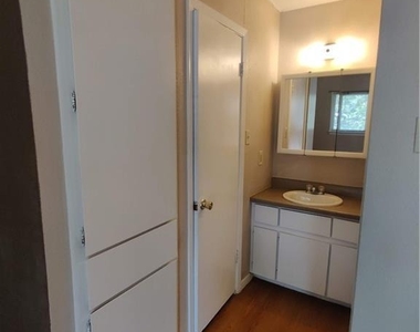 400 W 34th St - Photo Thumbnail 4