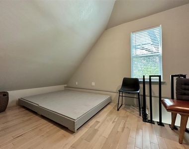 914 E 39th St - Photo Thumbnail 25