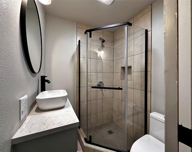 914 E 39th St - Photo Thumbnail 9