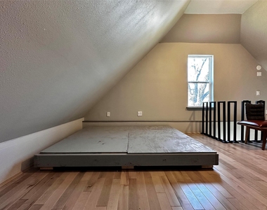 914 E 39th St - Photo Thumbnail 12