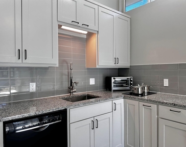 914 E 39th St - Photo Thumbnail 3