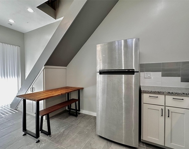 914 E 39th St - Photo Thumbnail 5