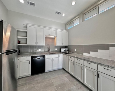 914 E 39th St - Photo Thumbnail 2