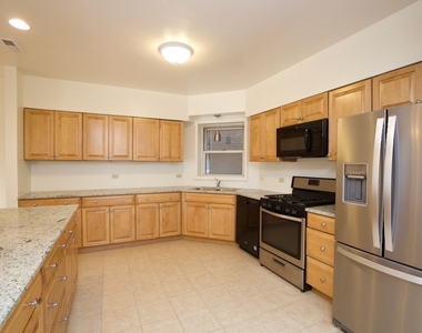 6711 N Sheridan Road - Photo Thumbnail 2