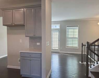 381 Northaven Avenue - Photo Thumbnail 8