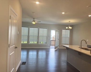 381 Northaven Avenue - Photo Thumbnail 2