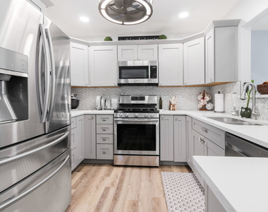 986 Four Seasons Boulevard - Photo Thumbnail 3