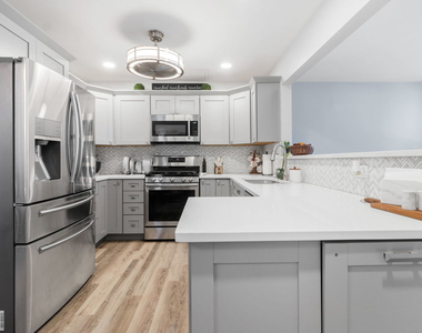 986 Four Seasons Boulevard - Photo Thumbnail 2