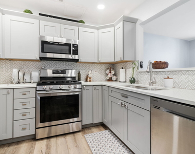986 Four Seasons Boulevard - Photo Thumbnail 5