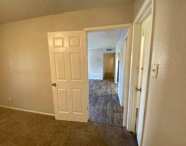 1004 Allena Drive - Photo Thumbnail 3