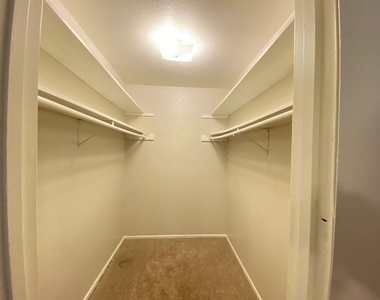 1004 Allena Drive - Photo Thumbnail 4