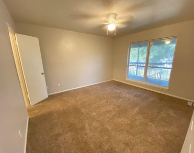 1004 Allena Drive - Photo Thumbnail 7