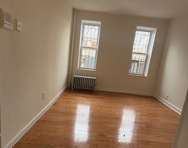 574 Osborn Street - Photo Thumbnail 4