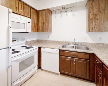2303 Ne 6th Street - Photo Thumbnail 2