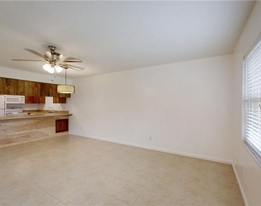 2303 Ne 6th Street - Photo Thumbnail 6