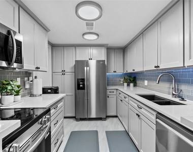 604 S Ripple Creek Drive - Photo Thumbnail 2