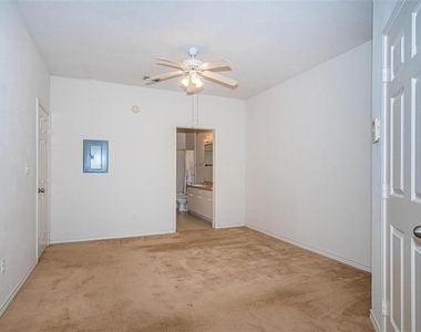 4305 Bayside Village Drive - Photo Thumbnail 4