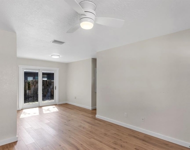 14717 Sunset St - Photo Thumbnail 7