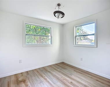 317 Jessica Street S - Photo Thumbnail 11