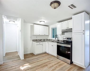 317 Jessica Street S - Photo Thumbnail 3